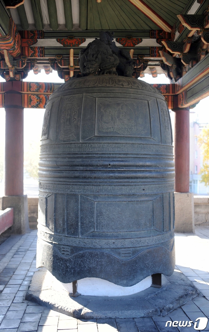 내성의 남문인 남대문에 옮겨져 걸려 있는 연복사종. 14세기에 주조된 동종(銅鐘)으로 지름 1.9m, 높이 3.12m, 두께 0.23m, 무게 약 14톤의 큰 종이다. (미디어한국학 제공) 2021.01.30.© 뉴스1