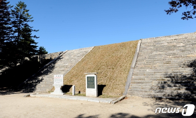 고려 왕궁터인 만월대로 올라가는 4개의 계단. 33단으로 된 4개의 계단을 오르면 기본 정전인 회경전터가 나온다. (미디어한국학 제공) 2021.01.30.© 뉴스1