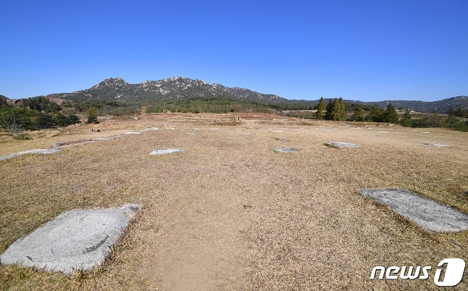 만월대터 전경. 만월대는 고려왕조 개국부터 멸망에 이르는 470여 년 동안 왕궁으로 사용됐던 곳이다.© 뉴스1