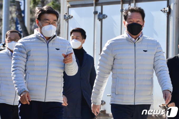 최태원 SK회장(오른쪽)과 최정우 포스코 회장이 1월 29일 신종코로나바이러스감염증(코로나19)확산으로 힘들어하고 있는 경북 포항 지역 소외계층들을 위한 도시락 봉사를 하기 위해 남구 송도동 솔밭에 있는 한 식당으로 걸어가고 있다. /사진제공=뉴스1