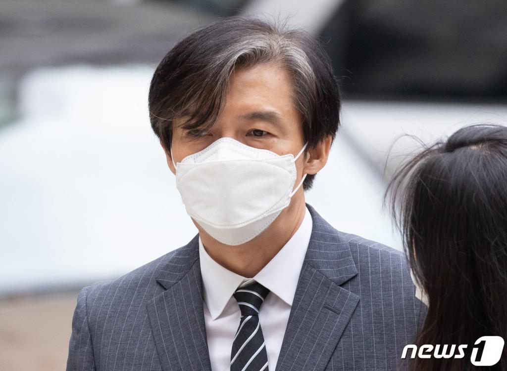 조국 전 법무부 장관이 지난해 11월 서울 서초구 서울중앙지방법원에서 열린 뇌물수수 등 공판기일에 출석하며 취재진 질문에 답변하고 있다. /사진=1