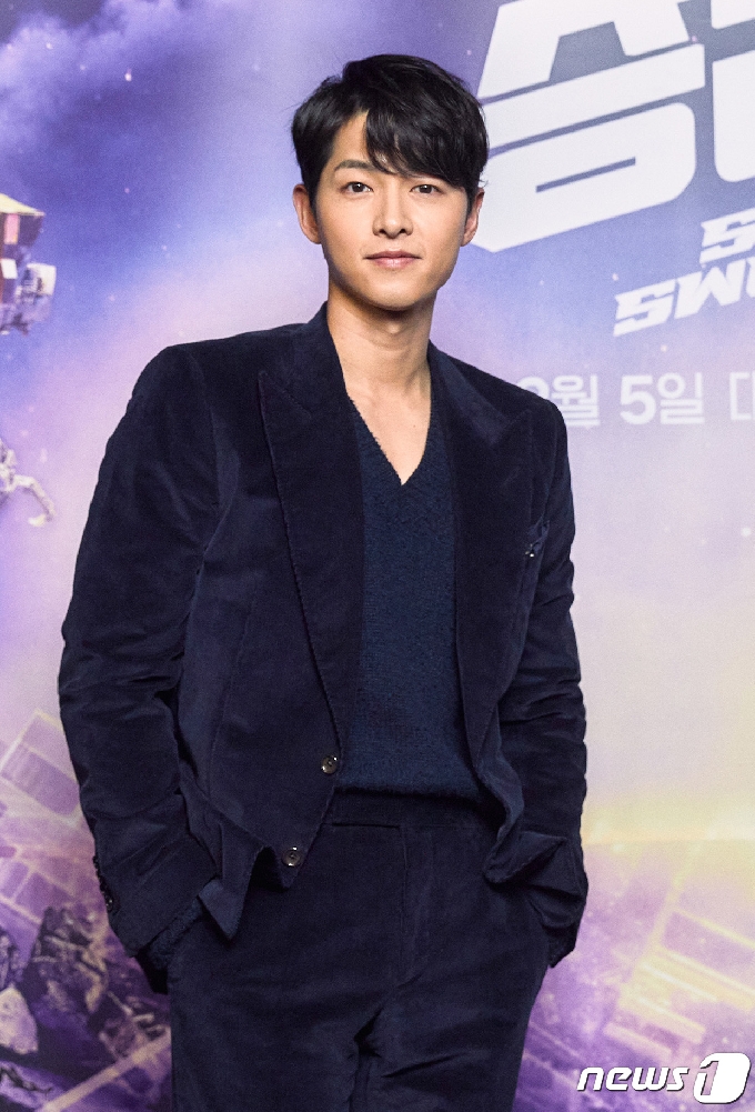 배우 송중기가 2일 온라인 형식으로 진행된 영화 ‘승리호’(감독 조성희) 프레스 컨퍼런스에 참석해 포즈를 취하고 있다. 한국 첫 SF 블록버스터로 기대감을 높이는 '승리호'는 2092년, 우주쓰레기 청소선 승리호의 선원들이 대량살상무기로 알려진 인간형 로봇 도로시를 발견한 후 위험한 거래에 뛰어드는 이야기를 담은 작품으로 5일 넷플릭스를 통해 전 세계 190여 개국에 공개된다. (넷플릭스 제공) 2021.2.2./뉴스1 © News1 권현진 기자