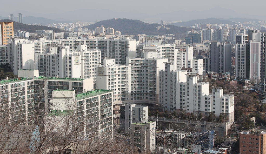 서울 창신동 낙산마을에서 바라본 도심 아파트 단지 전경. /사진제공=뉴스1