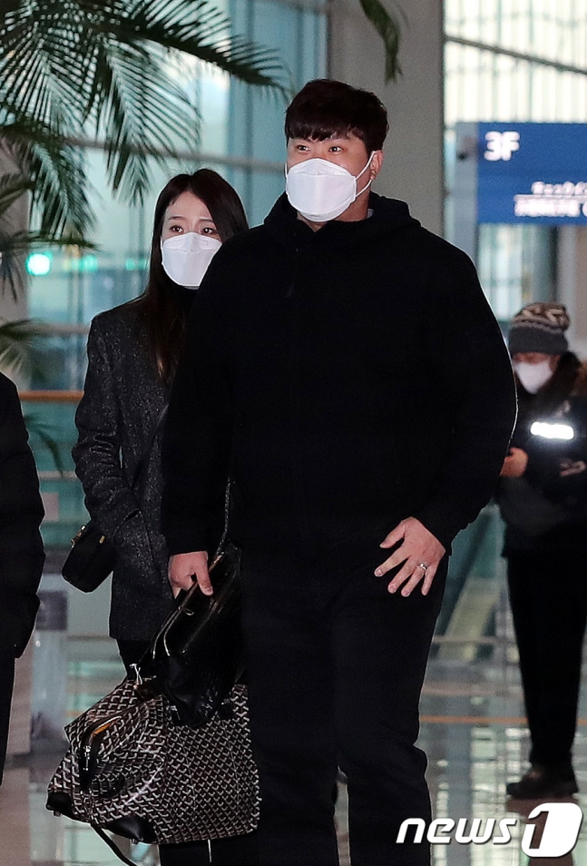 류현진이 3일 미국 출국을 위해 인천국제공항에 들어서고 있다. 왼쪽은 아내 배지현씨. /사진=뉴스1