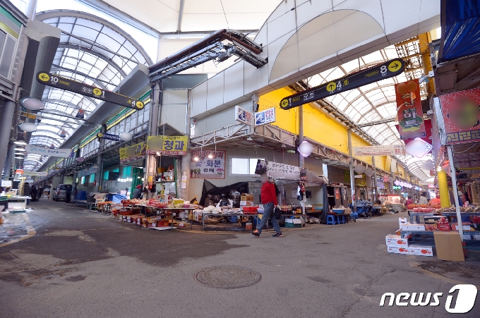 명절인 설을 1주일 앞둔 지난 5일 오후 광주광역시 북구 말바우시장이 한산한 모습을 보이고 있다.2021.2.5/뉴스1 © News1 정다움 기자