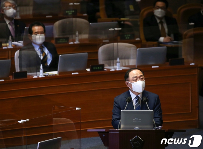 홍남기 경제부총리 겸 기획재정부 장관이 5일 오후 서울 여의도 국회에서 열린 제384회국회(임시회) 제5차 본회의에서 경제에 관한 질문에 답변하고 있다. /사진=뉴스1