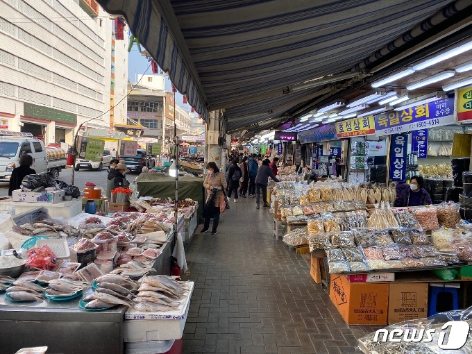 7일 오후 3시 30분쯤 설 대목을 앞두고 한산한 대구 서문시장 수산물 상가 2021.2.7 /뉴스1 © News1 김홍철 기자