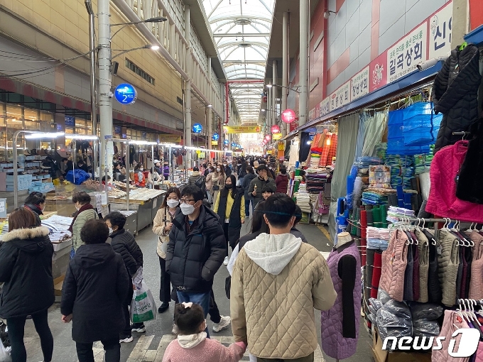 7일 오후 3시 30분쯤 대구 서문시장 수제비 골목에 나들이를 나온 시민들로 붐비고 있다. 2021.2.7 /뉴스1 © News1 김홍철 기자