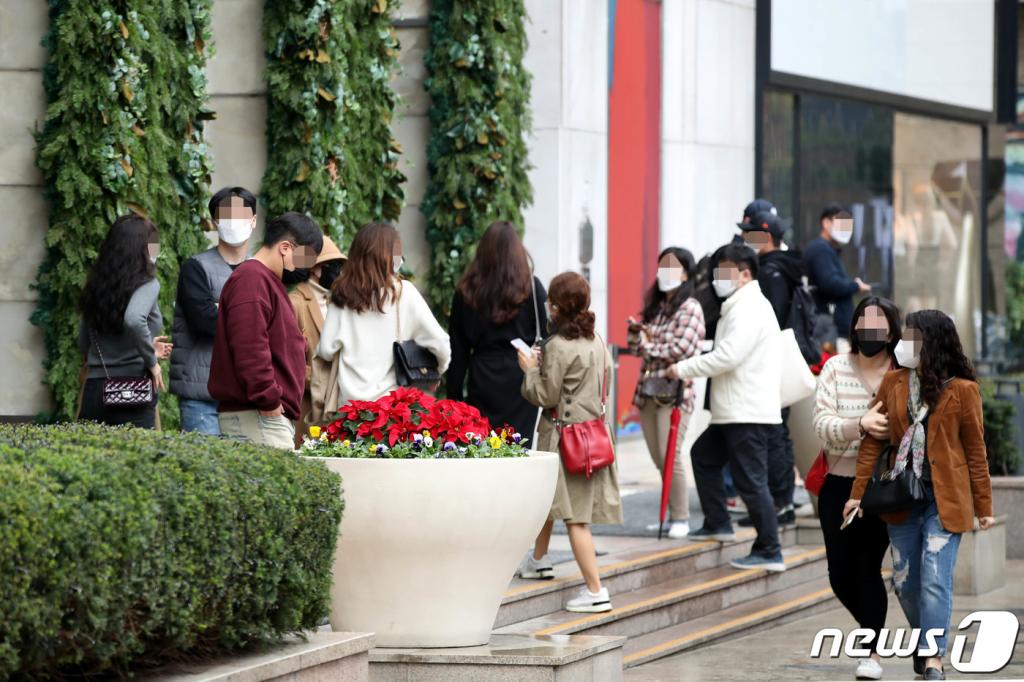 지난해 11월 서울 중구 롯데백화점 에비뉴엘 명품관을 찾은 고객들이 샤넬 매장에 들어가기 위해 개장 시간을 기다리고 있다./사진=뉴스1