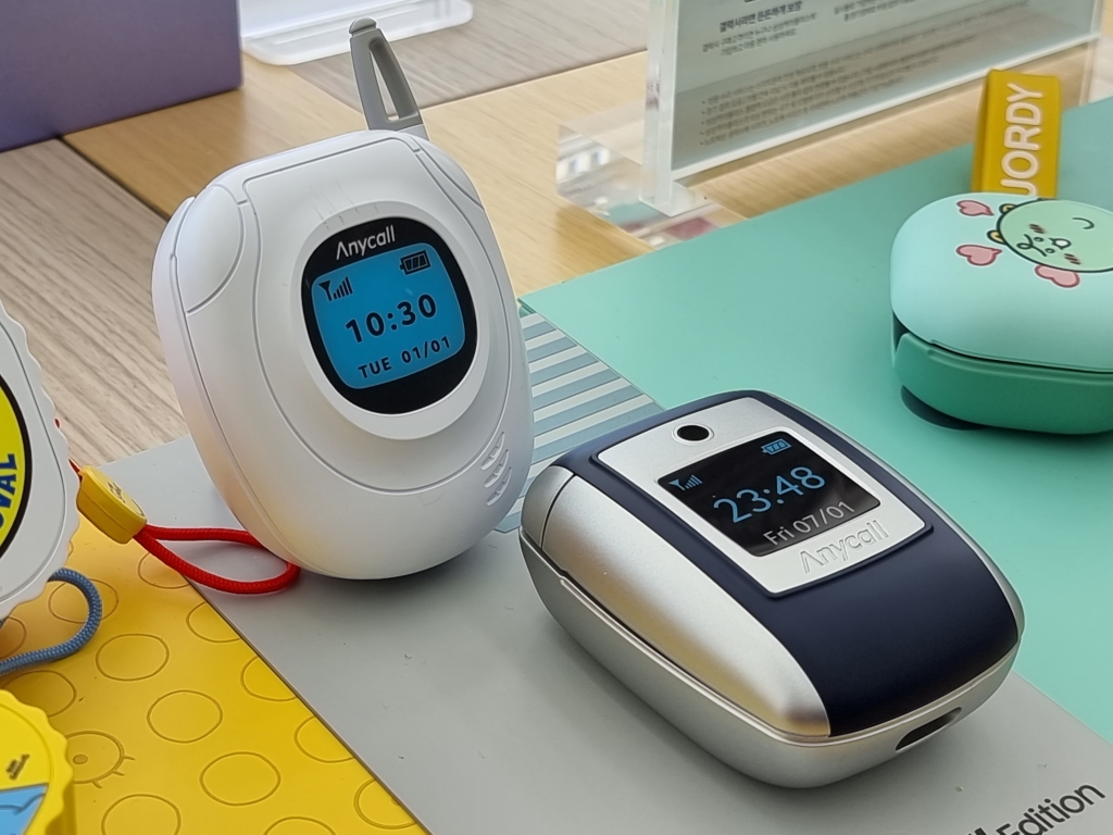 갤럭시 버즈 프로 전용 애니콜 스페셜 케이스 2종. /사진=박효주 기자