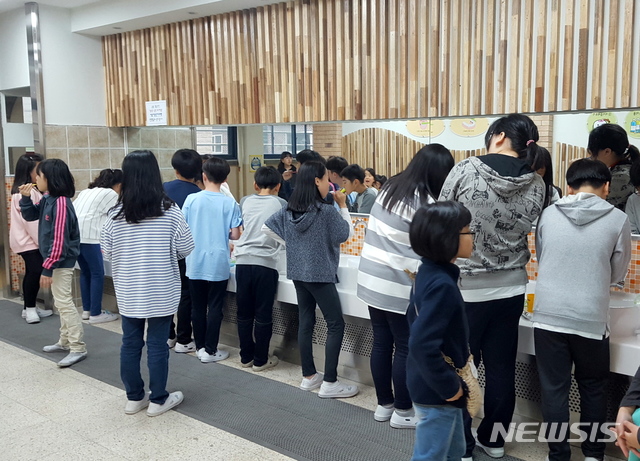 서울 서대문구가 조성한 학교 내 양치시설에서 학생들이 점심식사 후 양치를 하고 있다./사진=뉴시스(서대문구 제공)