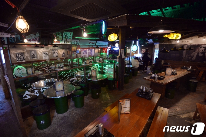 영업시간이 오후 10시까지로 연장된 8일 오후 광주광역시 서구 상무지구 한 음식점이 텅 비어 있다. 2021.2.8/뉴스1 © News1 정다움 기자