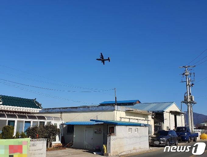 3일 오후 부산 강동동 6통 마을의 하늘 위로 군용기 1대가 날고 있다.2021.2.3 /뉴스1 노경민 기자©