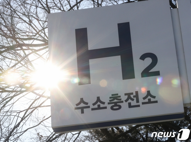 (서울=뉴스1) 신웅수 기자 = 세계 최초로 만든 '수소법'이 오는 5일부터 시행된다.  산업통상자원부에 따르면 수소법 시행에 따라 수소전문기업 확인제도가 새로 도입되며 정부는 수소전문기업에 연구개발(R&amp;D) 실증 및 해외진출 지원 등 행정적·재정적 지원을 한다.   수소충전소 운영자는 수소유통 전담기관(한국가스공사)에 5일부터 홈페이지 등을 통해 수소 판매가격을 보고해야 한다.  사진은 4일 오후 서울 여의도 국회수소충전소의 모습. 2021.2.4/뉴스1