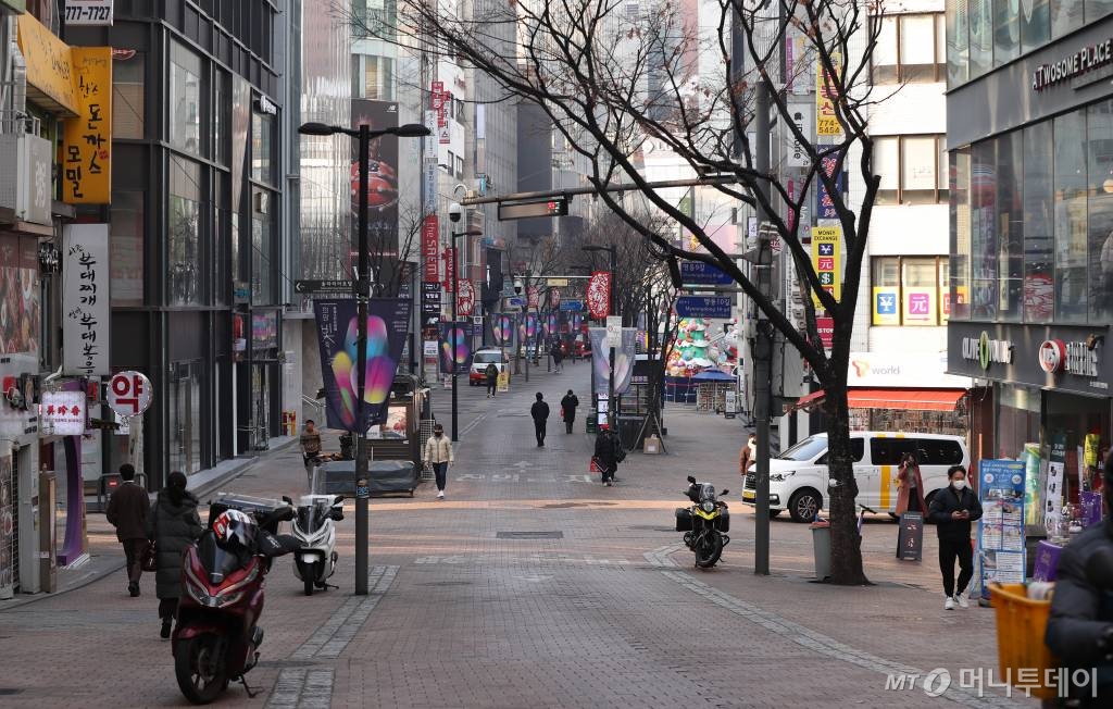서울 중구 명동 거리가 한산한 모습을 보이고 있다. / 사진=김휘선 기자 hwijpg@