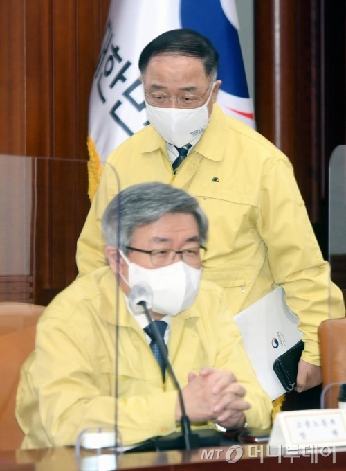[서울=뉴시스]김명원 기자 = 홍남기 부총리 겸 기획재정부 장관이 10일 오전 서울 종로구 정부서울청사에서 열린 제29차 비상경제 중앙대책본부(중대본) 회의에 참석하고 있다. (공동취재사진)  2021.02.10. photo@newsis.com