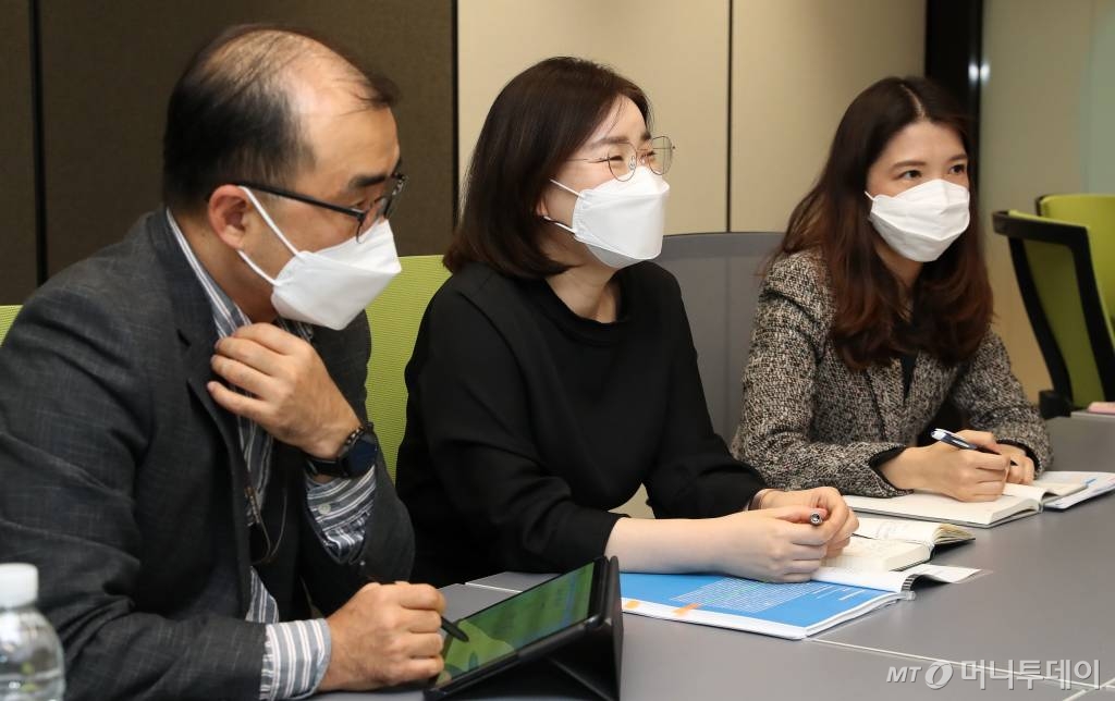 KB금융은 지난해 1~8월 UNEP FI, EU은행연합회 공동으로 실시한 'EU택소노미 은행업 적용 시범 프로젝트'에 비EU권 은행으로는 유일하게 참여했다. 사진은 (왼쪽부터) KB금융 ESG전략부의 박호근 팀장, 문혜숙 부장, 강수연 과장 / 사진=홍봉진 기자