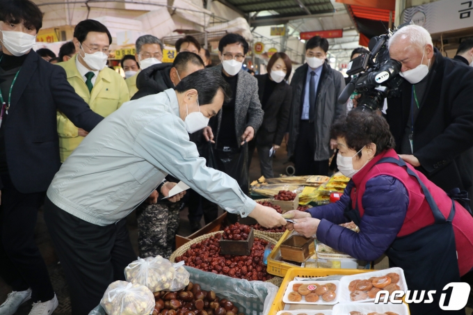 설 명절을 하루 앞둔 10일 오후 광주 서구 양동시장에서 정세균 국무총리가 온누리상품권으로 밤을 구입하고 있다. /사진=뉴스1