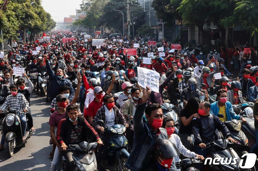 (만달레이 AFP=뉴스1) 우동명 기자 = 7일(현지시간) 미얀마 만달레이에서 군사 쿠데타에 항의하는 시위대가 거리를 행진하고 있다.   ⓒ AFP=뉴스1