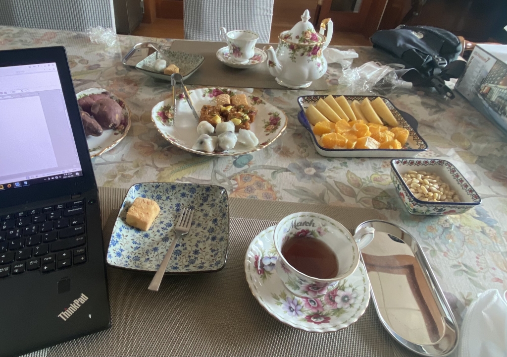 심현옥 할머니께서 손주들이 어렸을 때 작은 손발을 보며 만든 석회 조각. 그는 이걸 매만지며, 정인이를 떠올리다 또 울었다./사진=남형도 기자