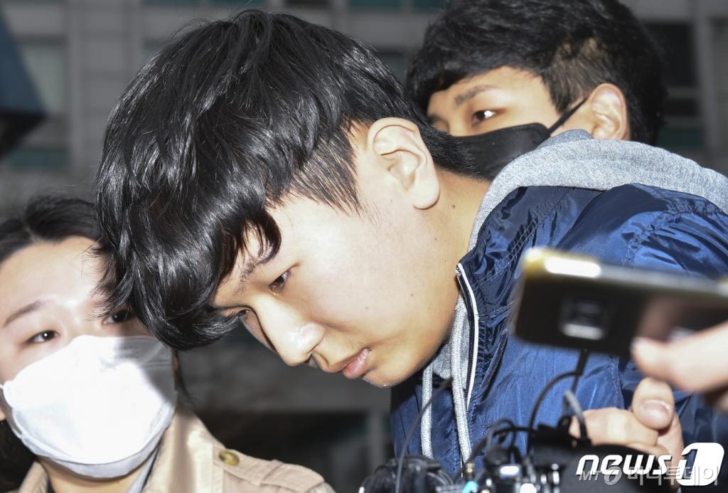 (서울=뉴스1) 박지혜 기자 = 텔레그램 '박사방'에서 운영자 조주빈을 도와 대화방 운영 및 관리에 관여한 공범 '부따' 강훈이 17일 오전 서울 종로경찰서에서 검찰로 송치되고 있다. 2020.4.17/뉴스1