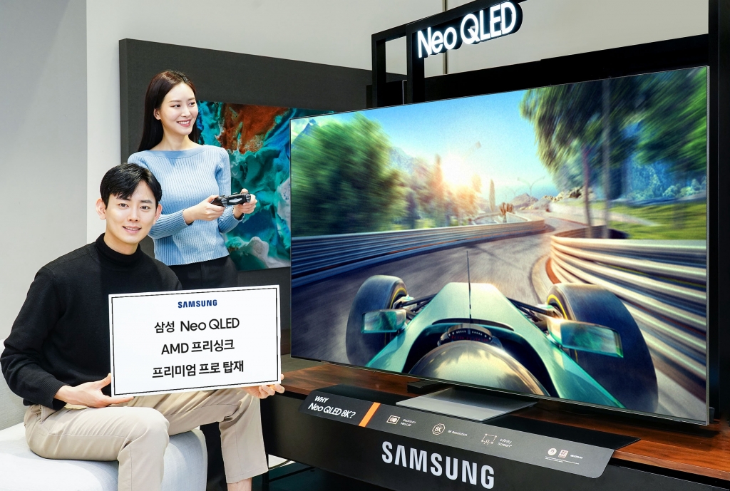 삼성전자 모델이 삼성전자 수원사업장에서 Neo QLED TV의 게이밍 기능을 소개하고 있다./사진=삼성전자