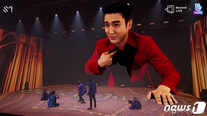 (서울=뉴스1) = SK텔레콤이 SM엔터테인먼트와 손잡고 슈퍼주니어 온라인 콘서트를 '점프 스튜디오'에서 제작한 3차원(3D) 혼합현실로 선보였다고 1일 밝혔다. 이번 3D 혼합현실 공연은 SK텔레콤의 혼합현실 제작소 '점프스튜디오'가 제작한 콘텐츠로 온라인 라이브 공연에 적용됐다. 지난달 31일 공연 중에 무대 뒷편에서 슈퍼주니어 멤버 최시원의 3D 혼합현실 이미지가 튀어나와 12m 높이의 공연장을 가득 채우고 자연스럽게 움직이며 대화를 하고 있다. 이 영상은 전 세계 12만3천여명의 온라인 관객에게 생중계됐다. (SK텔레콤 제공) 2020.6.1/뉴스1