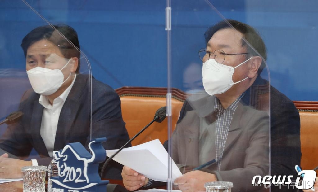 (서울=뉴스1) 신웅수 기자 = 김태년 더불어민주당 원내대표가 14일 오후 서울 여의도 국회에서 열린 설 민심 전달 기자간담회에서 발언하고 있다. 2021.2.14/뉴스1