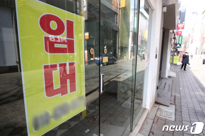 15일 서울 중구 명동 상점에 코로나19 여파로 '임대 문의'를 알리는 현수막이 걸려 있다. /사진=뉴스1