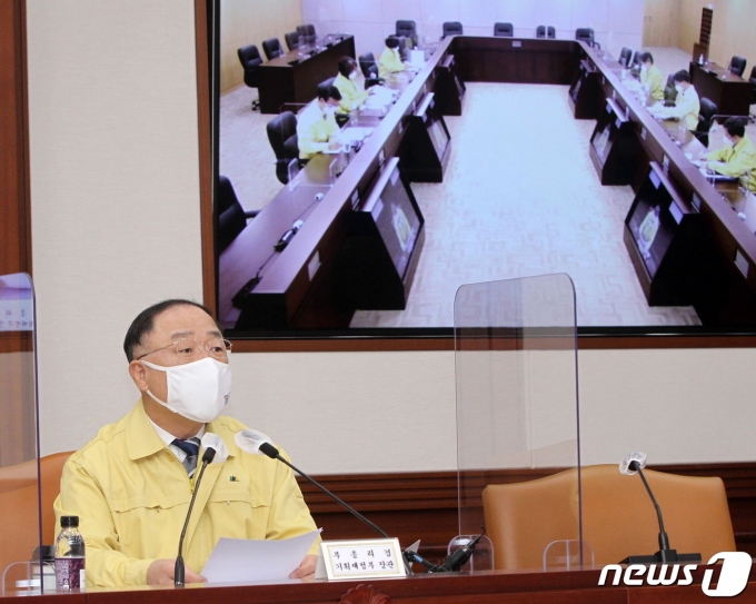 홍남기 경제부총리 겸 기획재정부 장관이 10일 오전 종로구 세종대로 정부서울청사에서 열린 제29차 비상경제 중앙대책본부회의에서 모두발언을 하고 있다. 이날 홍 부총리는 "피해계층을 더 두텁게"라고 4차 재난지원금의 선별지원 필요성을 강조했다. /사진=뉴스1