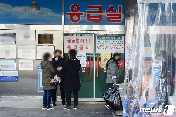 15일 오후 광주 한 병원 앞에서 환자들이 외래진료를 본 뒤 병원 밖으로 나오고 있다. 광주시에 따르면 전날 해당병원 의료진 2명이 신종 코로나바이러스 감염증(코로나19)에 확진 판정을 받았다.2021.2.15/뉴스1 © News1 정다움 기자