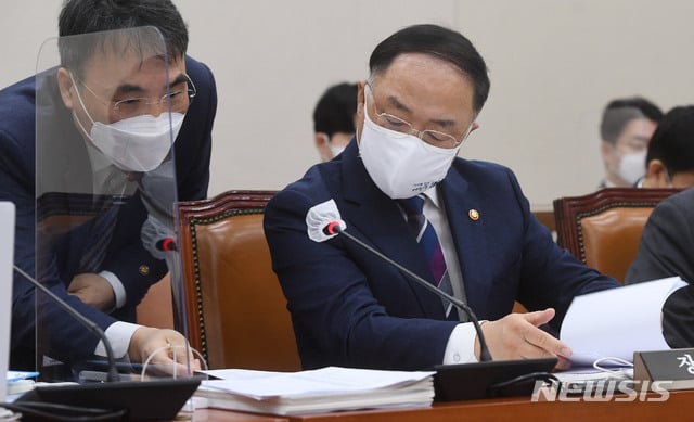 홍남기 부총리 겸 기획재정부 장관이 16일 오전 서울 여의도 국회에서 열린 기획재정위원회 전체회의에 참석해 자료를 검토하고 있다. / 사진제공=뉴시스