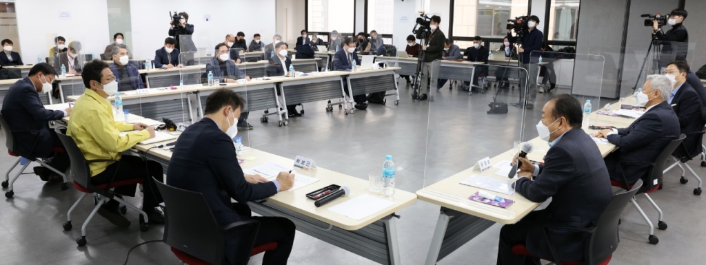 황희 문화체육관광부 장관이 16일 서울 중구 한국관광공사 서울센터 10층 회의실에서 열린 코로나19 극복을 위한 관광업계 현장간담회에 참석해 업계 건의사항을 청취하고 있다.