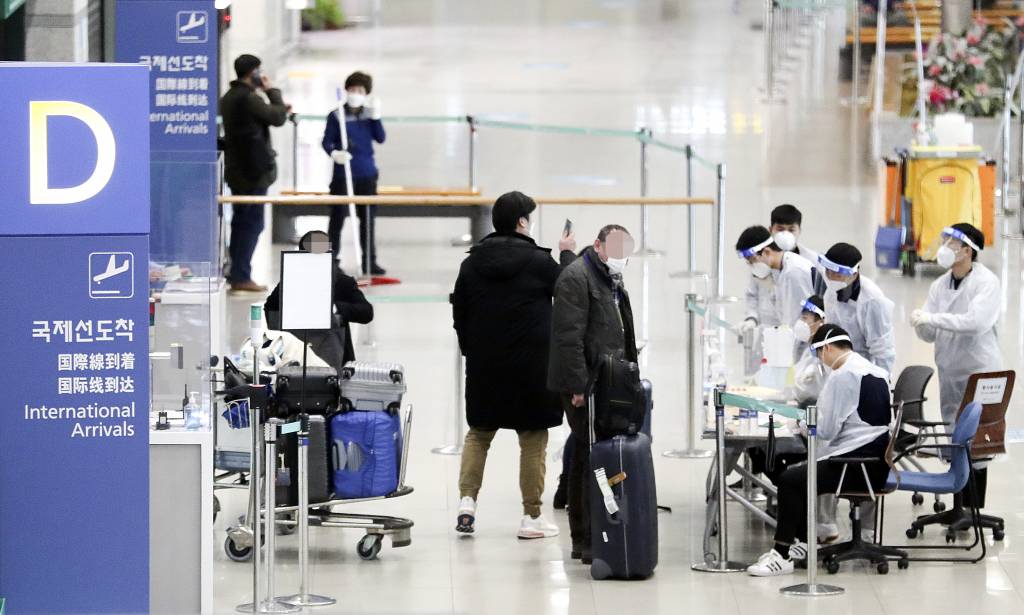 공항으로 입국하는 모든 외국인들의 코로나19 유전자증폭(PCR) 검사 음성 확인서 제출 의무화를 하루 앞둔 7일 인천국제공항 제1터미널 입국장에서 방역복을 입은 관계자들이 유럽발 외국인 입국자들을 안내하고 있다./사진=뉴시스