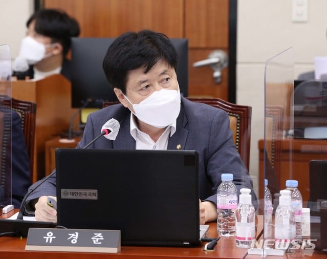 유경준 국민의힘 의원이 지난해 10월14일 오후 서울 여의도 국회에서 열린 기획재정위원회의 관세청·조달청·통계청에 대한 국정감사에서 강신욱 통계청장에게 질의하고 있다.   / 사진제공=뉴시스
