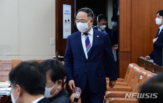 홍남기 부총리 겸 기획재정부 장관이 16일 서울 여의도 국회에서 열린 기획재정위원회 전체회의에 참석하고 있다. / 사진제공=뉴시스
