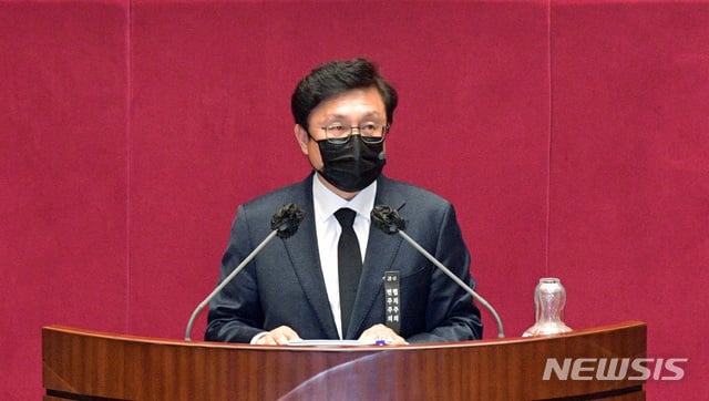 박형수 국민의힘 의원이 지난해 12월13일 서울 여의도 국회 본회의장에서 국가정보원 전부개정 법률안에 대해 무제한 토론을 하고 있다. / 사진제공=뉴시스