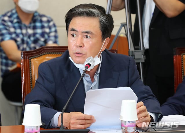 김태흠 미래통합당 의원이 지난해 8월13일 서울 여의도 국회에서 열린 기획재정위원회 전체회의에 참석해 의사진행발언을 하고 있다. / 사진제공=뉴시스