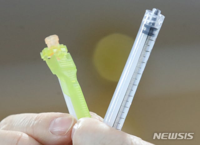[서울=뉴시스]김명원 기자 = 박영선 중소벤처기업부 장관이 19일 오전 서울 종로구 정부서울청사 합동브리핑실에서 코로나19 백신 주사기을 들어보이며 설명하고 있다. 박영선 장관은 "풍림파마텍, 최소주사잔량(LDS 4μL) 기술을 적용하여 백신 1병당 6회분(일반주사기 5회분) 이상 주사가 가능한 코로나19 백신주사기 생산체계 구축했다고 밝혔다.  2021.01.19. kmx1105@newsis.com