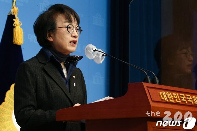 (서울=뉴스1) 박세연 기자 = 김진애 열린민주당 서울시장 보궐선거 후보가 16일 서울 여의도 국회 소통관에서 코로나19 극복 사다리 공약 발표를 하고 있다. 2021.2.16/뉴스1