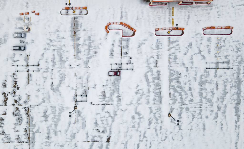 [휴스턴=AP/뉴시스]15일(현지시간) 미 텍사스주 휴스턴의 웨스트버리에 있는 홈데포 주차장에 눈이 쌓여 있다. 텍사스주는 30년 만의 한파로 알래스카보다 더 낮은 온도를 기록하면서 겨울 폭풍 경보가 발효됐다. 2021.02.16.