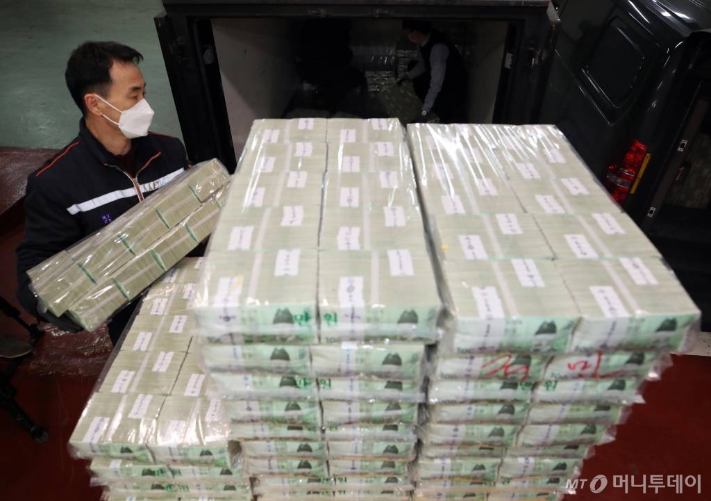 설 명절을 앞둔 4일 오전 서울 강남구 한국은행 강남본부에서 관계자들이 시중 은행에 공급할 설 명절자금을 방출하고 있다. / 사진공동취재단 / 사진=홍봉진 기자 honggga@