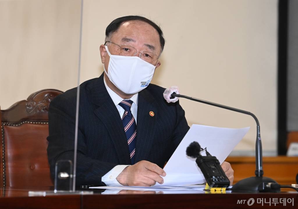 [세종=뉴시스]강종민 기자 = 홍남기 부총리 겸 기획재정부 장관이 지난해 10월 5일 오후 정부세종청사에서 한국형 재정준칙 도입방안을 발표했다. 2020.10.05.   ppkjm@newsis.com