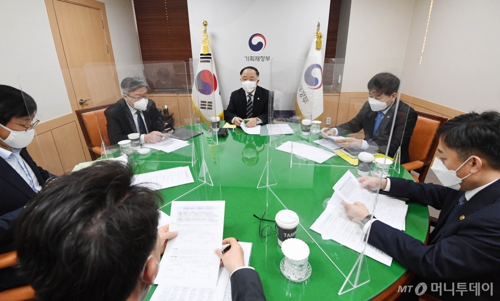 홍남기 부총리 겸 기획재정부 장관은 18일 오전 서울 세종로 정부서울청사에서 관계장관회의(녹실회의)를 열고 소득분배상황 등을 점검했다.