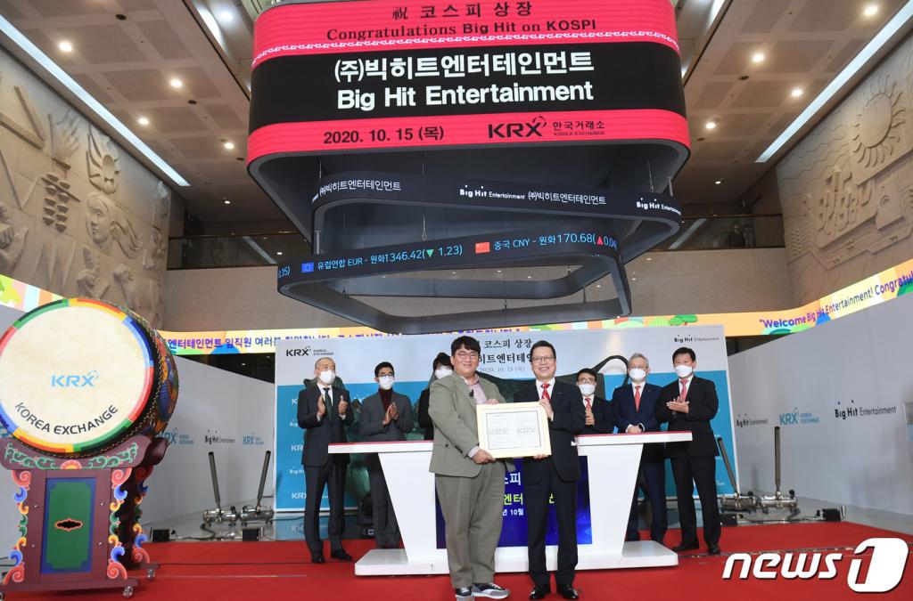 (서울=뉴스1) 사진공동취재단 = 방시혁 빅히트 엔터테인먼트 의장과 정지원 한국거래소 이사장이 15일 서울 여의도 한국거래소 1층 로비에서 열린 빅히트엔터테인먼트 상장 기념식에서 기념촬영을 하고 있다.   빅히트엔터테인먼트의 시초가는 공모가의 200%인 27만원으로 결정됐고 개장 직후 상한가인 35만1000원로 직행했다. 그러나 개장 이후 상한가가 무너져 9시18분 기준으로 7만2000원(26.67%) 오른 34만2000원에 거래 중이다. 2020.10.15/뉴스1
