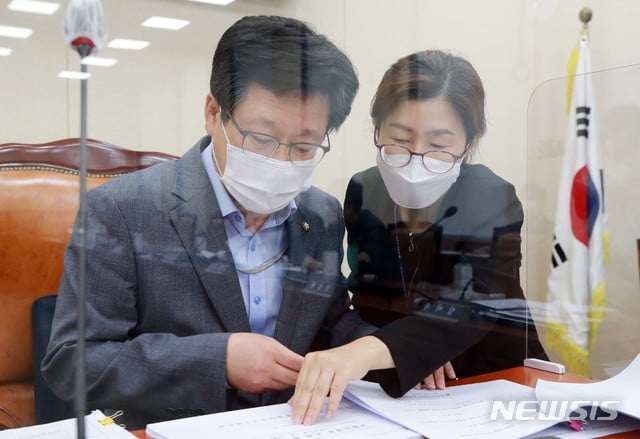[서울=뉴시스]김선웅 기자 = 안호영 소위원장이 23일 오후 서울 여의도 국회에서 열린 환경노동위원회 고용노동법안심사소위원회에서 관계자와 자료를 점검하고 있다. (공동취재사진) 2020.09.23.   photo@newsis.com