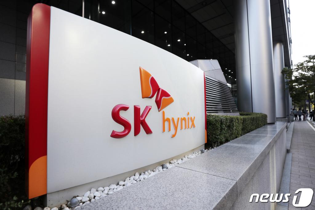 (성남=뉴스1) 조태형 기자 = 20일 SK하이닉스는 미국 인텔의 NSG 사업부문에서 옵테인을 제외한 낸드플래시 사업 전체를 인수한다고 밝혔다. 계약 규모는 90억달러, 우리 돈으로 10조3104억원에 달하며 이는 올 상반기 SK하이닉스의 매출(15조원)에 맞먹는 수준이다.  사진은 이날 경기도 성남시 분당구 SK 하이닉스 분당사무소의 모습. 2020.10.20/뉴스1