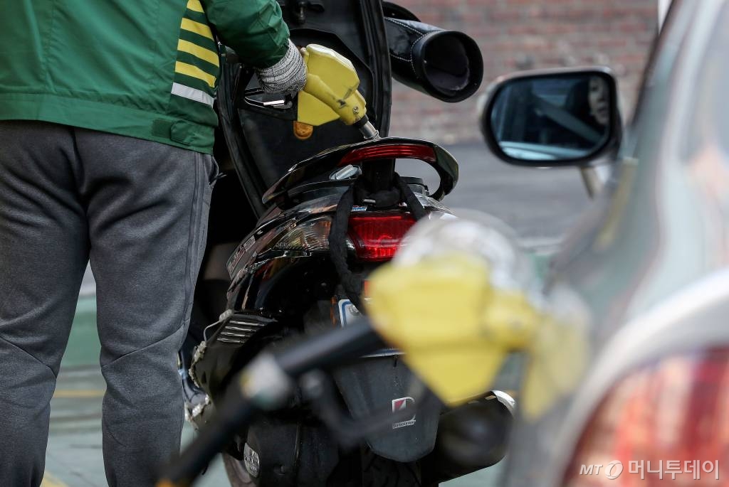 [서울=뉴시스]김병문 기자 = 전국 주유소 휘발유 가격이 9주 연속 상승한 24일 오후 서울 시내 한 주유소에서 직원이 업무를 보고 있다. 한국석유공사 유가정보서비스 오피넷에 따르면 1월 셋째 주 전국 주유소 휘발유 평균 가격은 지난주보다 7.9원 오른 L당 1447.2원, 경유 가격은 7.8원 오른 리터당 1247.6원을 기록했다. 2021.01.24. dadazon@newsis.com