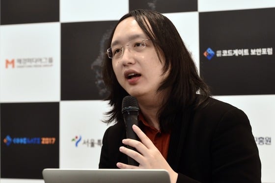 오드리 탕 대만 디지털총무정무위원(장관)이 2017년 4월12일 오후 서울 중구 동대문디자인플라자에서 열린 국제해킹방어대회 '코드게이트 2017'에 참석해 기자간담회를 열고 취재진의 질문에 답하고 있다. /사진=뉴스1