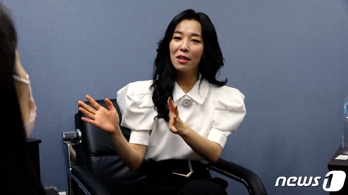 "사랑하는 일을 하면서 먹고살 수 있는 사람이 이 지구상에 얼마나 될까요?" 스물다섯에 데뷔해 올해 마흔하나. 청화씨에게서 배우로서 자부심과 충만한 기쁨이 느껴졌다. © 뉴스1 정윤경 기자